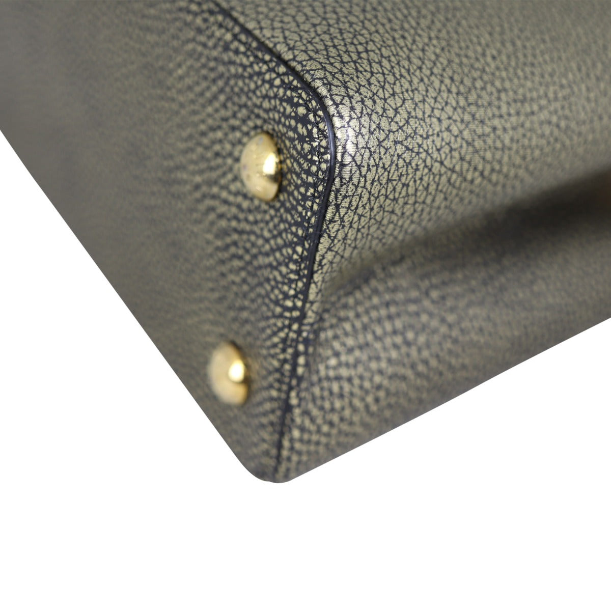 Louis Vuitton Capucines MM (gold) Corner Closeup