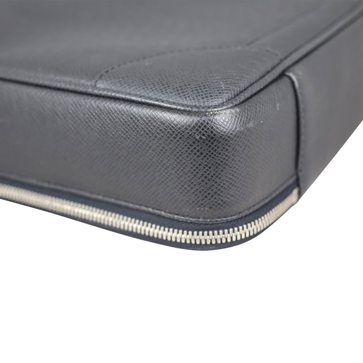 Louis Vuitton Taiga Odessa NM Corner Closeup