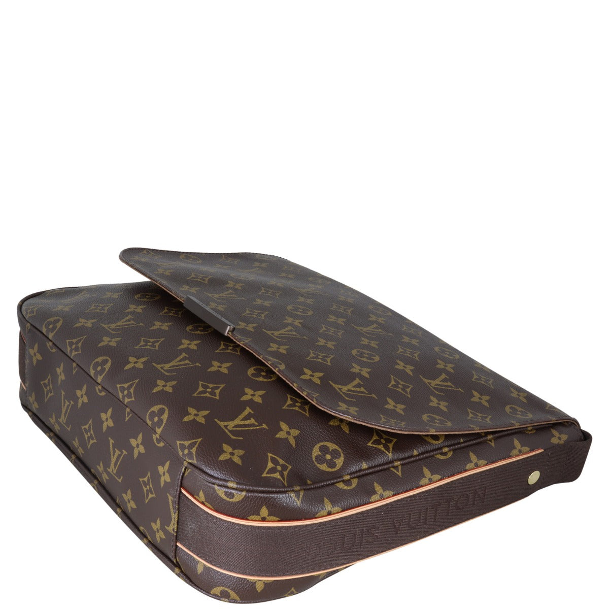 Louis Vuitton Beaubourg Messenger Monogram Corner Distance