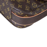 Louis Vuitton Beaubourg Messenger Monogram Corner Close Up