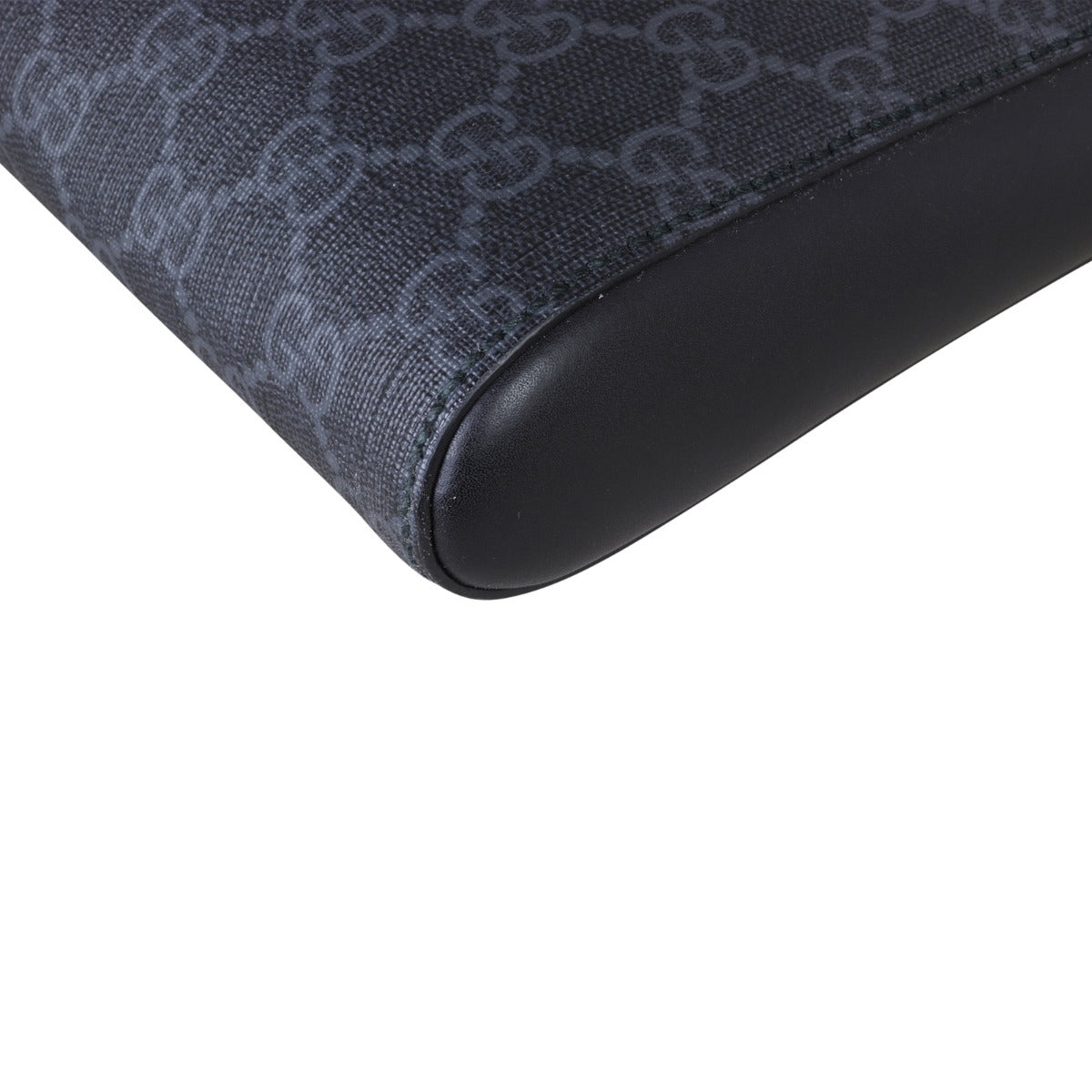 Gucci GG Supreme Messenger Bag Corner Close Up