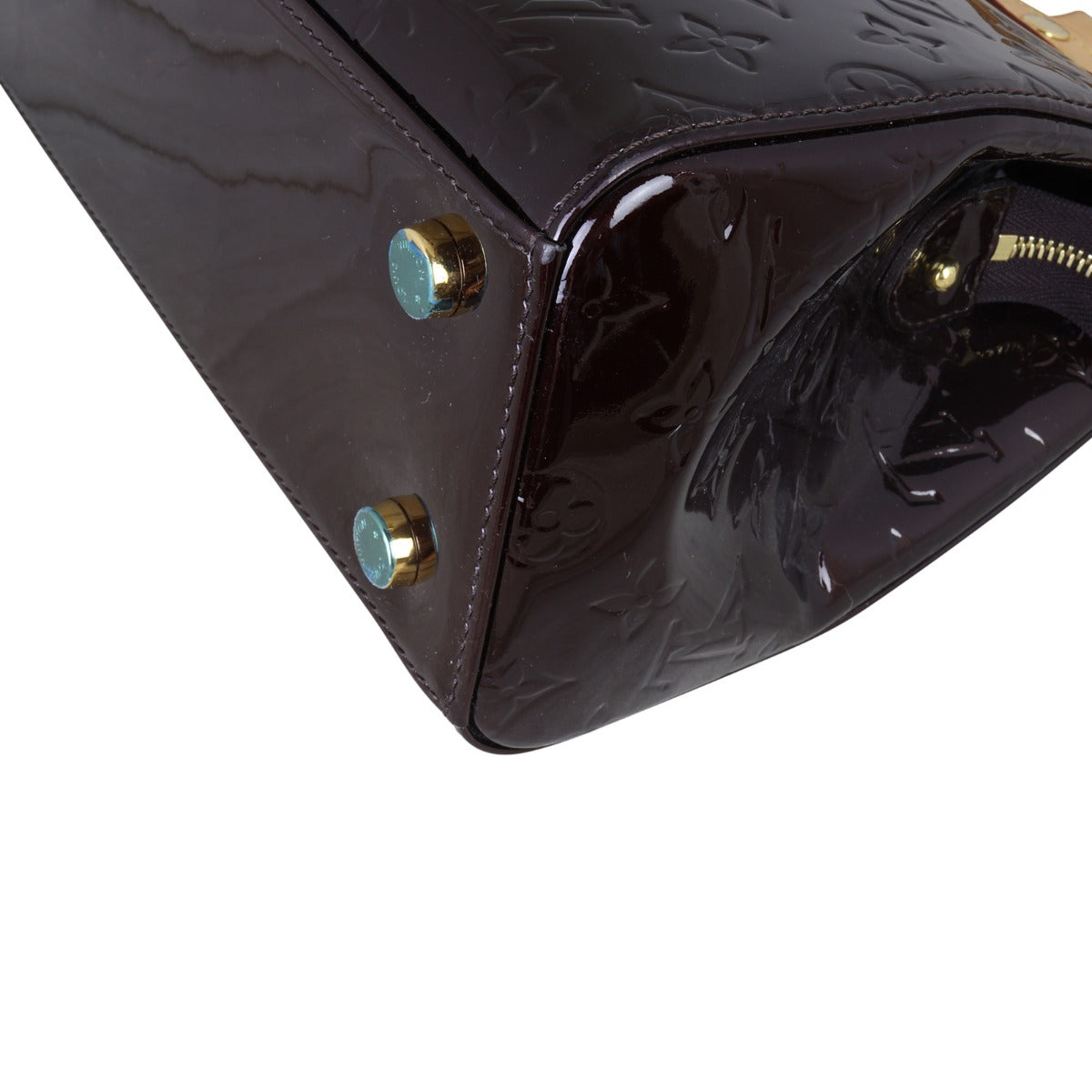 
Louis Vuitton Brea MM Monogram Vernis Corner Close Up
