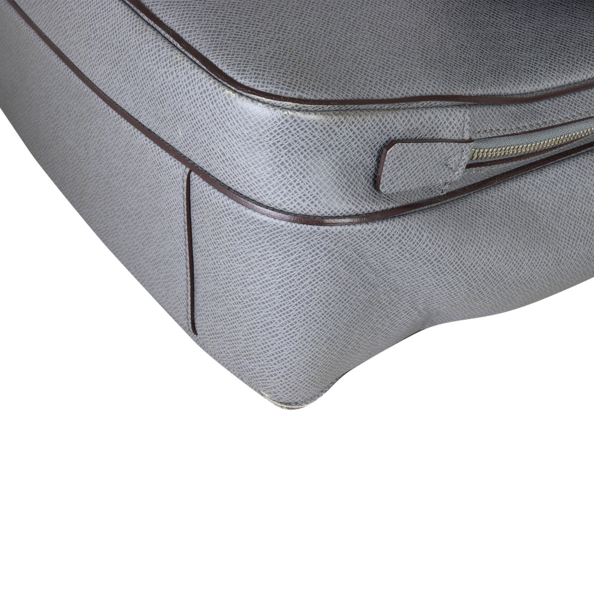 Louis Vuitton Taiga Vassili GM Corner Close Up