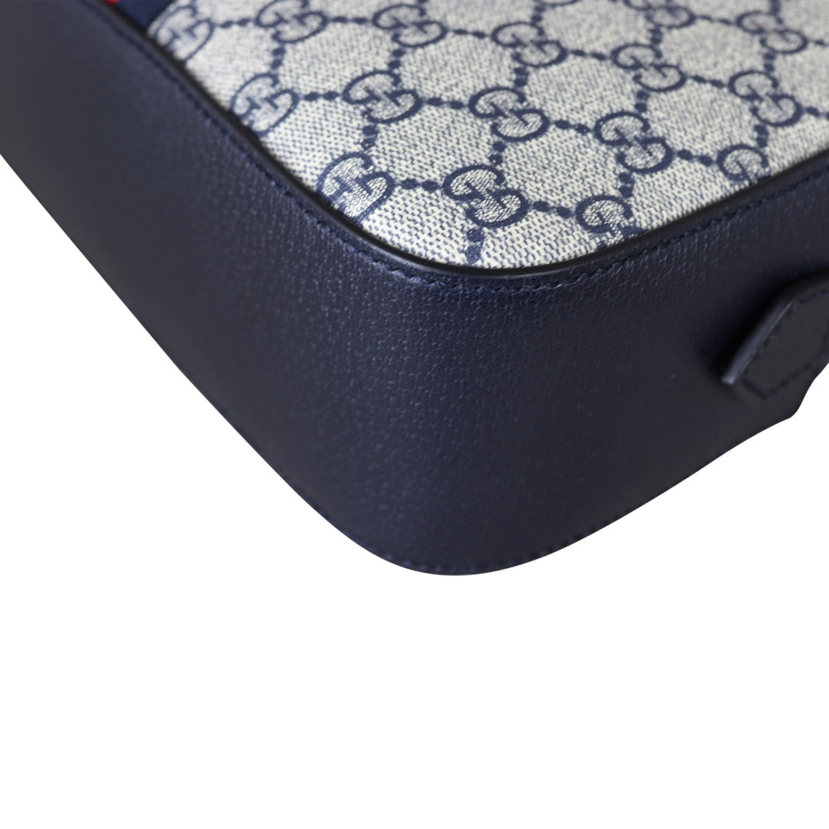 Gucci Ophidia GG Supreme Shoulder Bag Corner Close Up