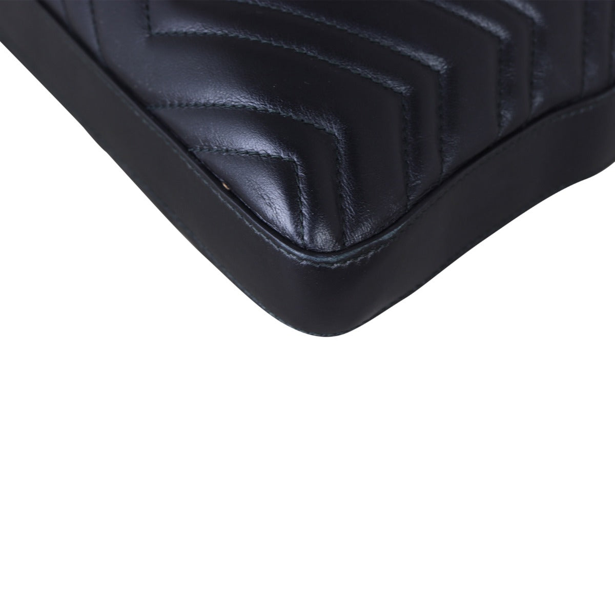 Gucci GG Marmont Matelasse Messenger Bag Corner Close up