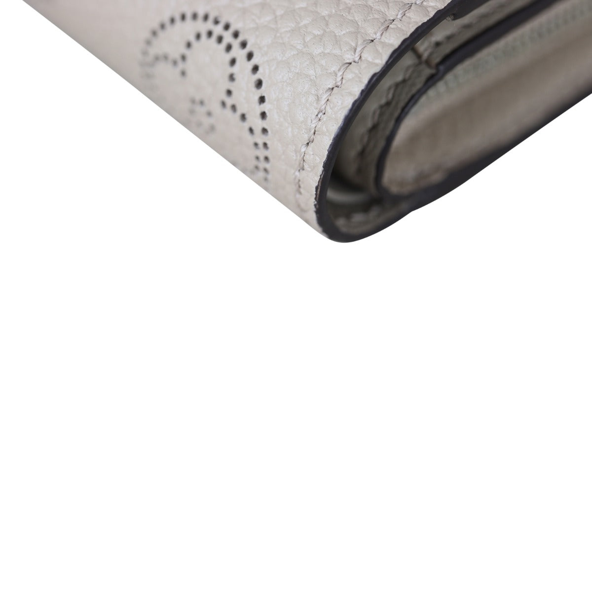 Louis Vuitton Clea Wallet Mahina Close Corner