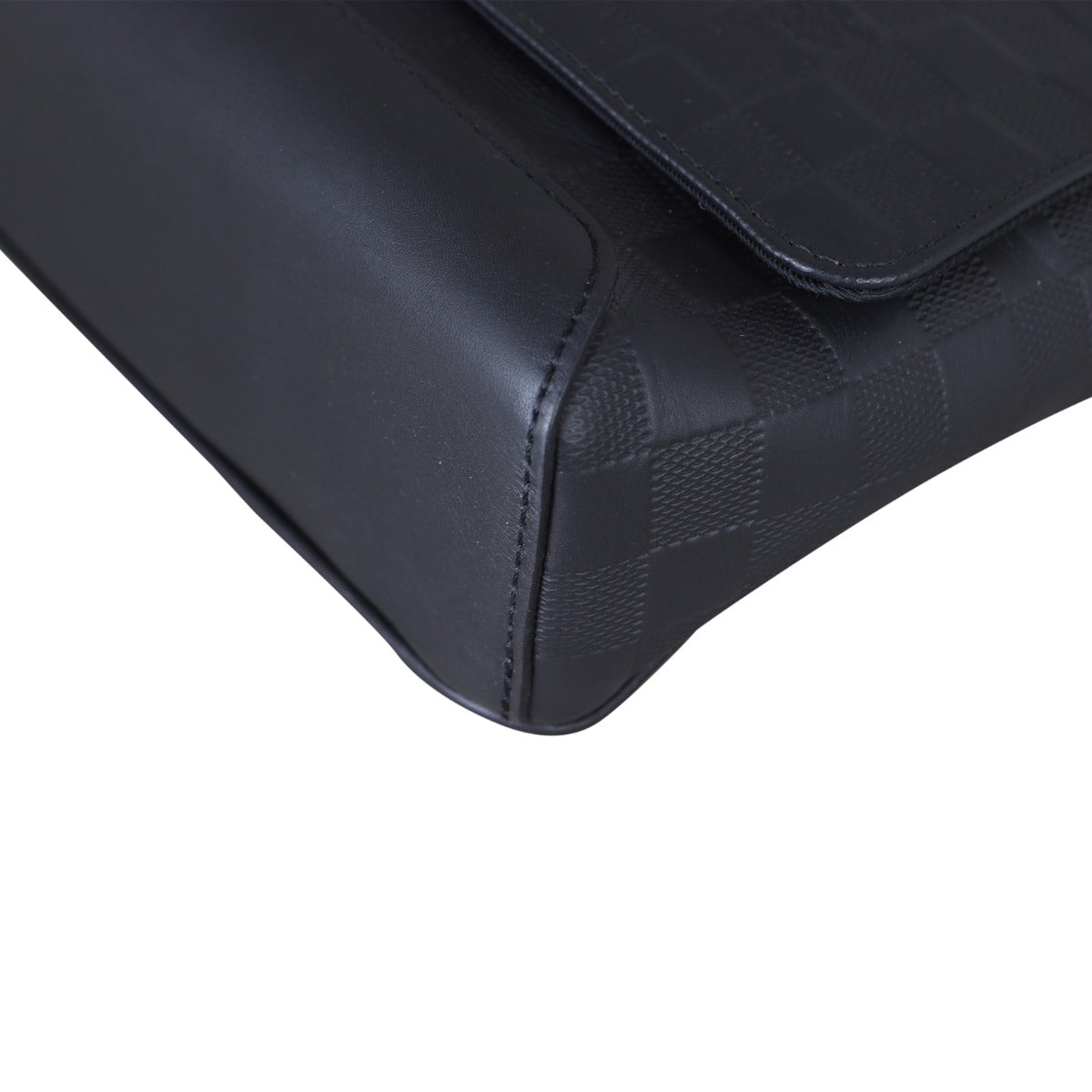 Louis Vuitton District PM Messenger Damier Infini Corner Close Up