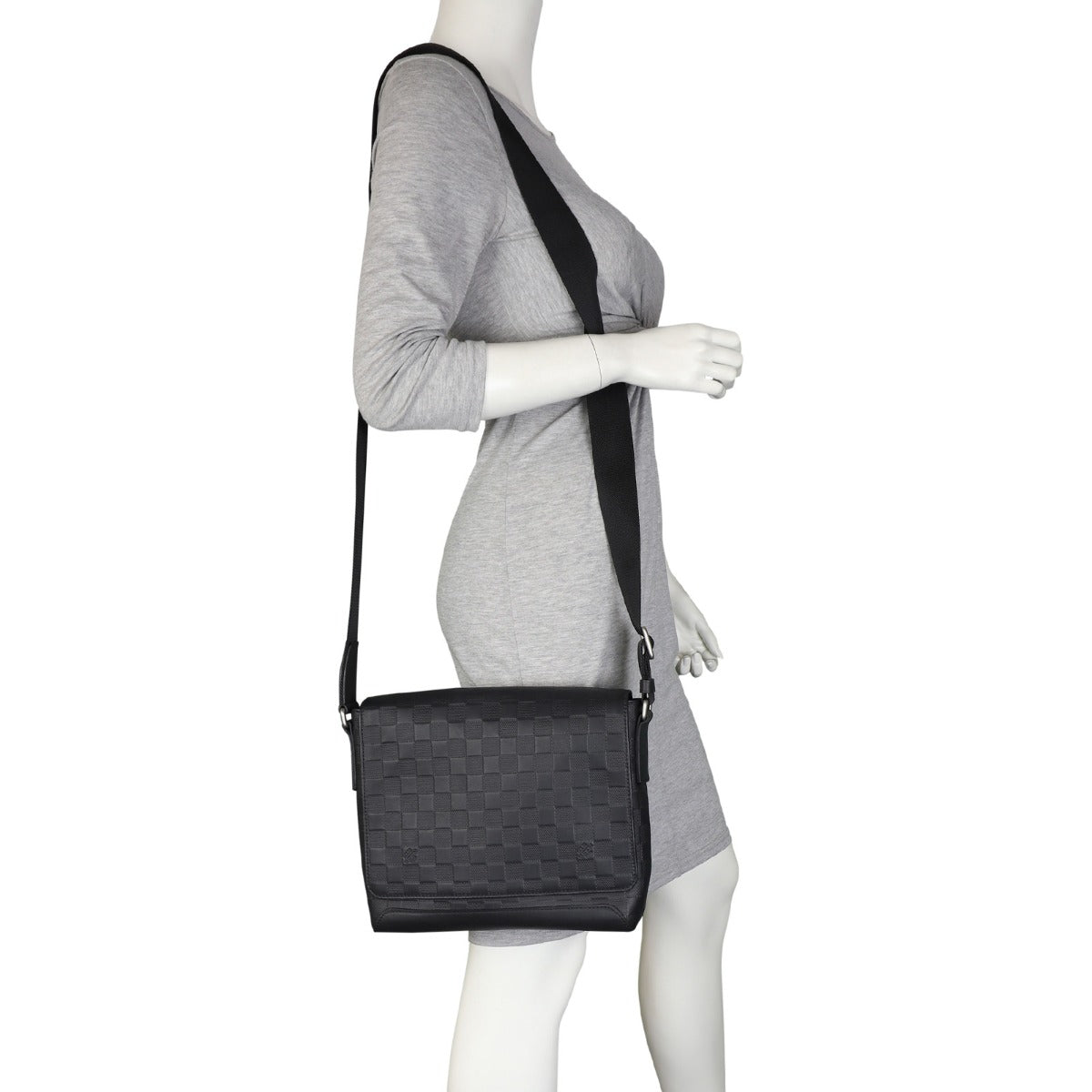 Louis Vuitton District PM Messenger Damier Infini Mannequin