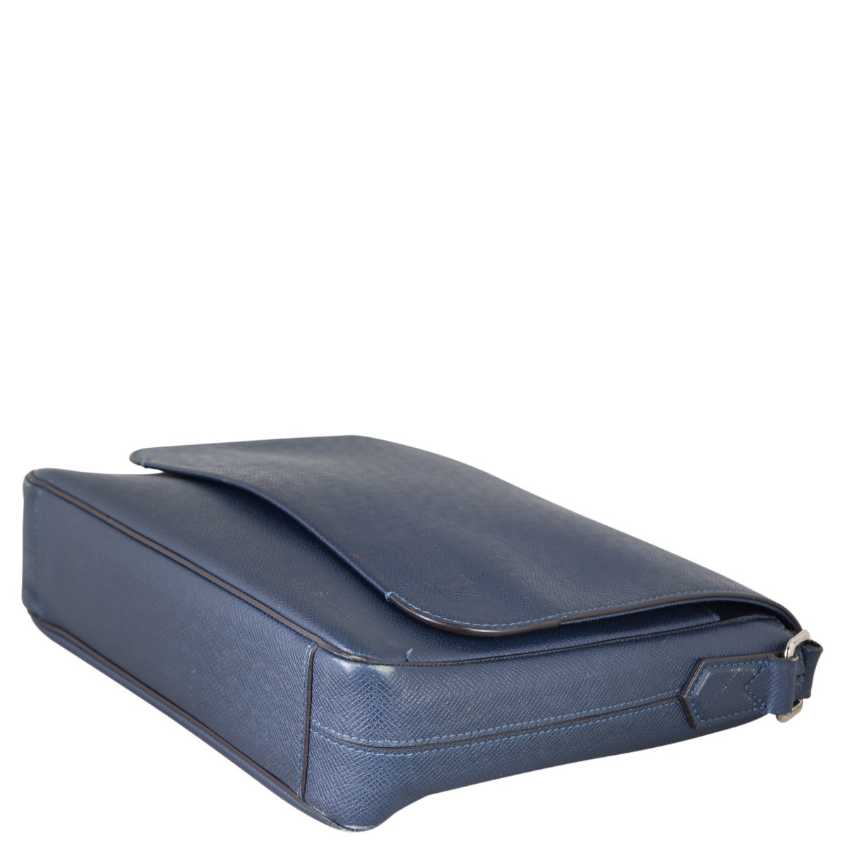 Louis Vuitton District PM Messenger Taiga Corner Distance