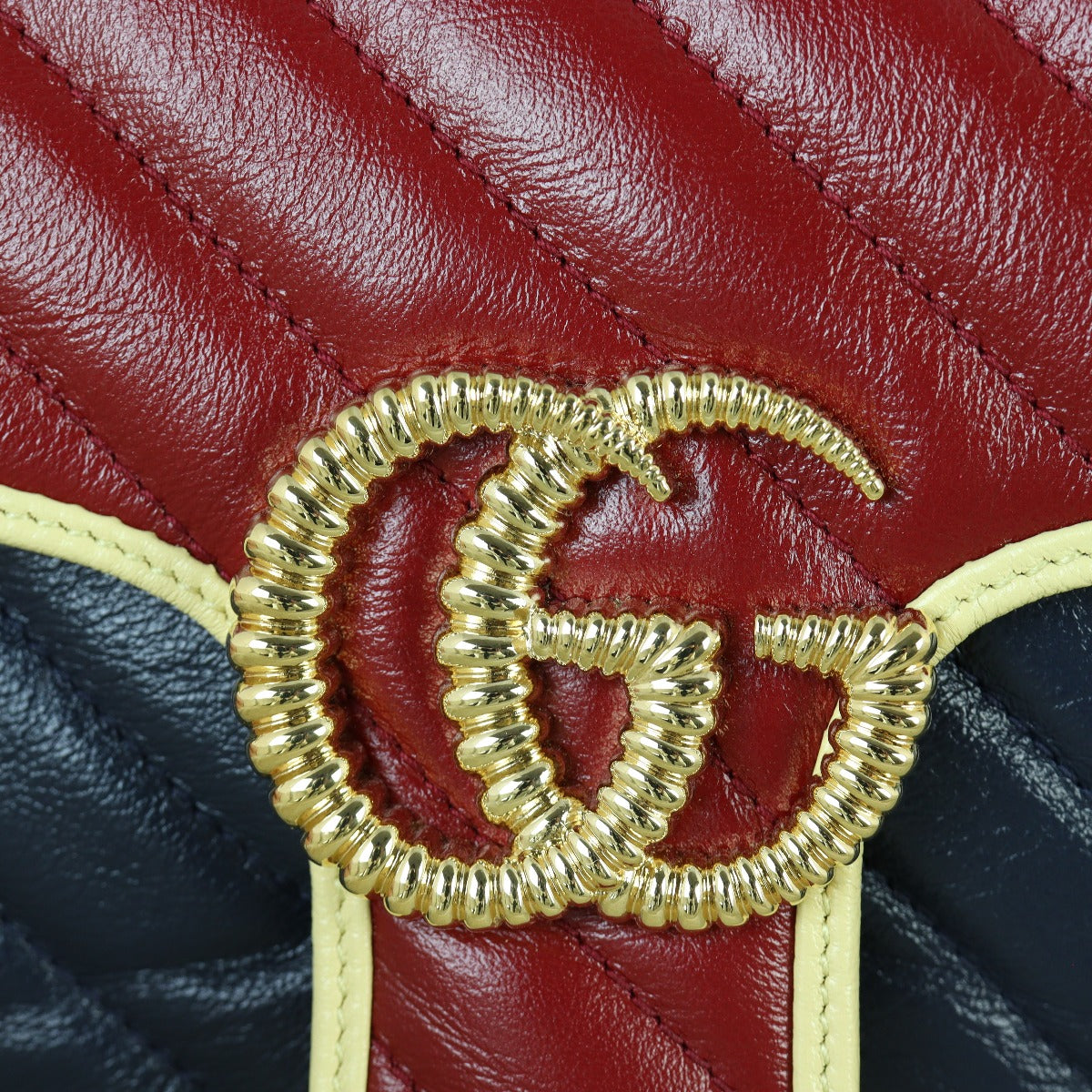 Gucci GG Marmont Matelasse Medium Shoulder Bag