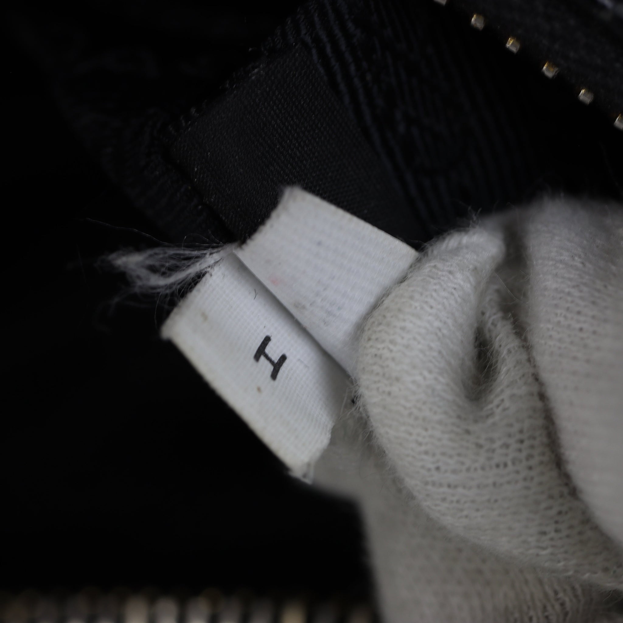 Prada Re-edition 2005 Saffiano Shoulder Bag