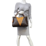 Louis Vuitton V Tote MM Mannequin
