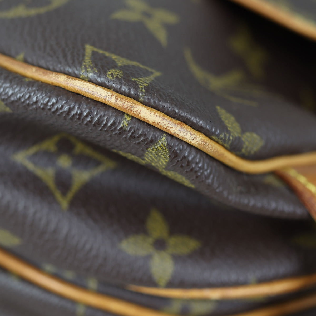 Louis Vuitton Saumur 30 Monogram Corner
