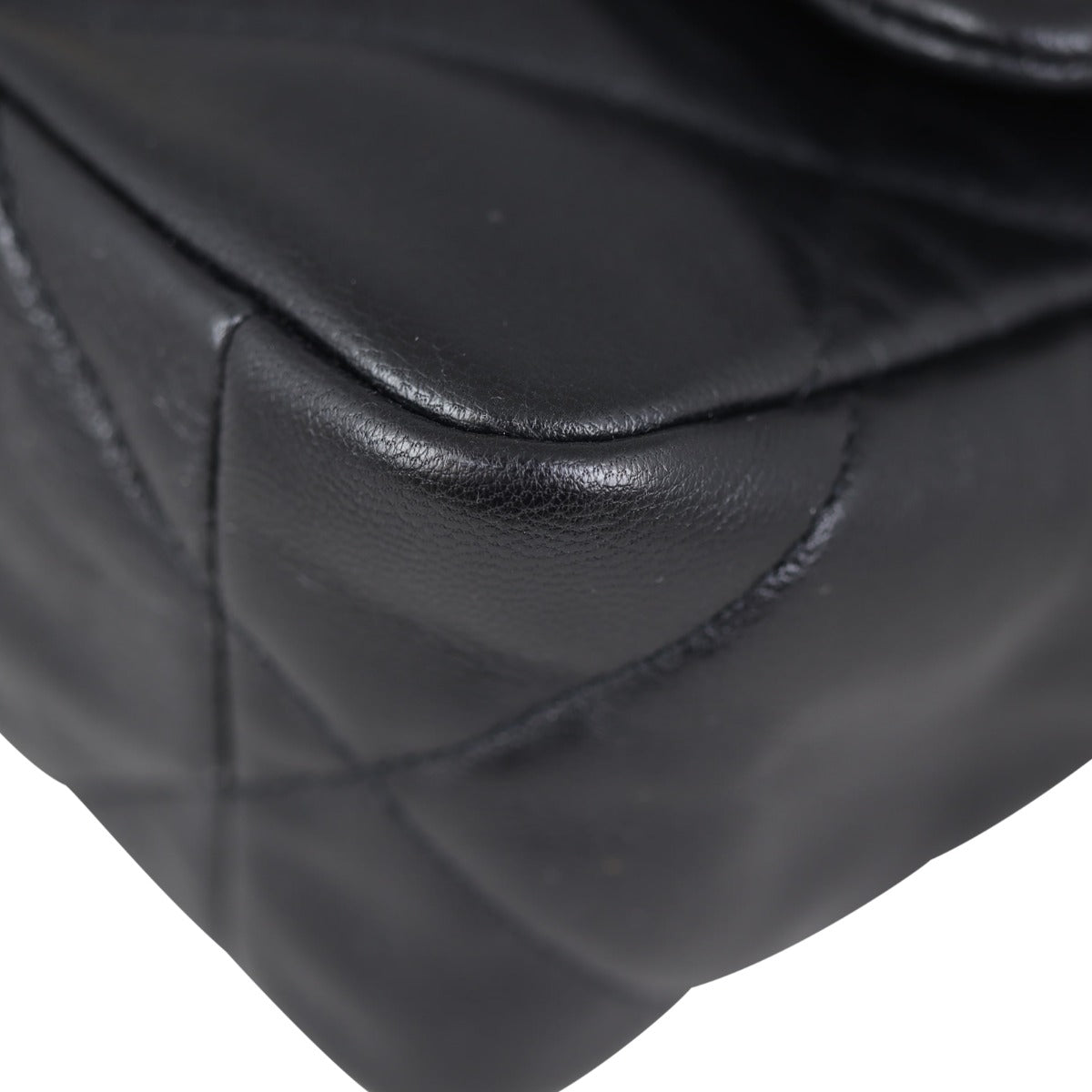 Chanel 19 Flap Bag Corner
