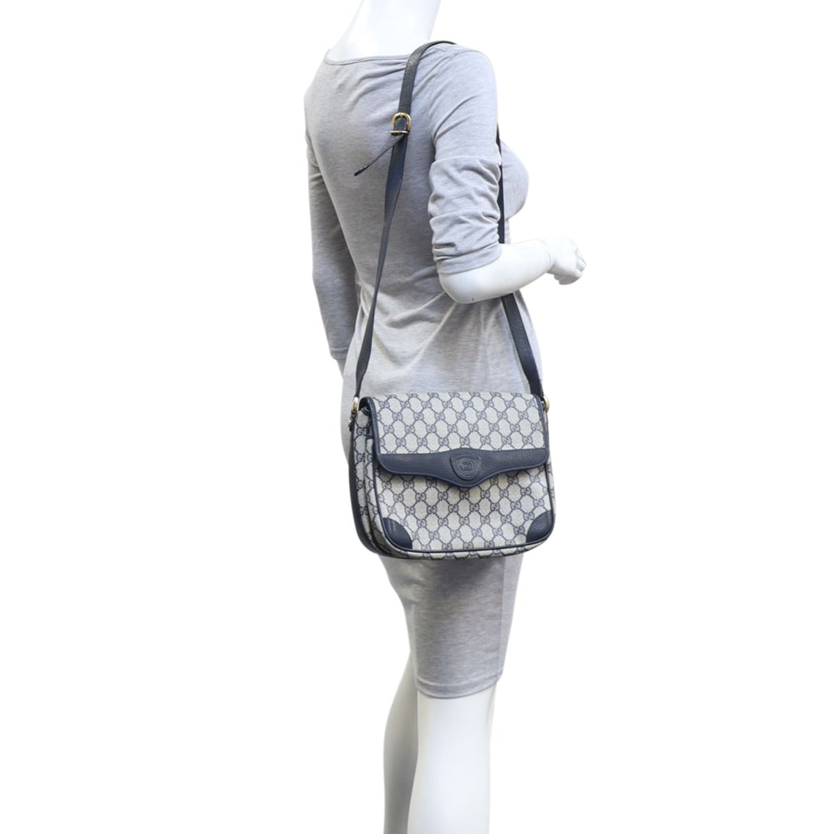 Gucci GG Supreme Messenger Bag Mannequin
