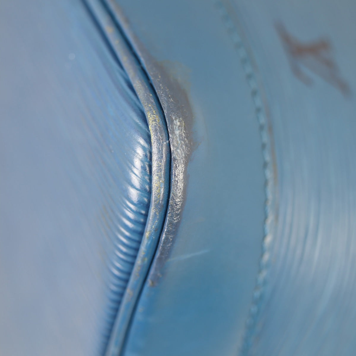 Louis Vuitton Alma PM Epi Corner
