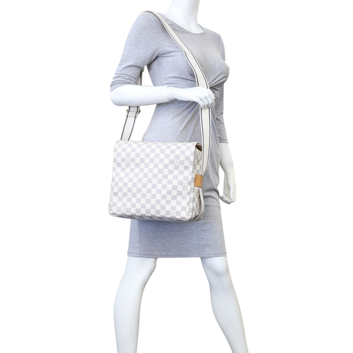 Louis Vuitton Naviglio Messenger Damier Azur Mannequin
