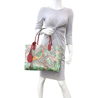 Gucci GG Supreme Tian Medium Tote Mannequin
