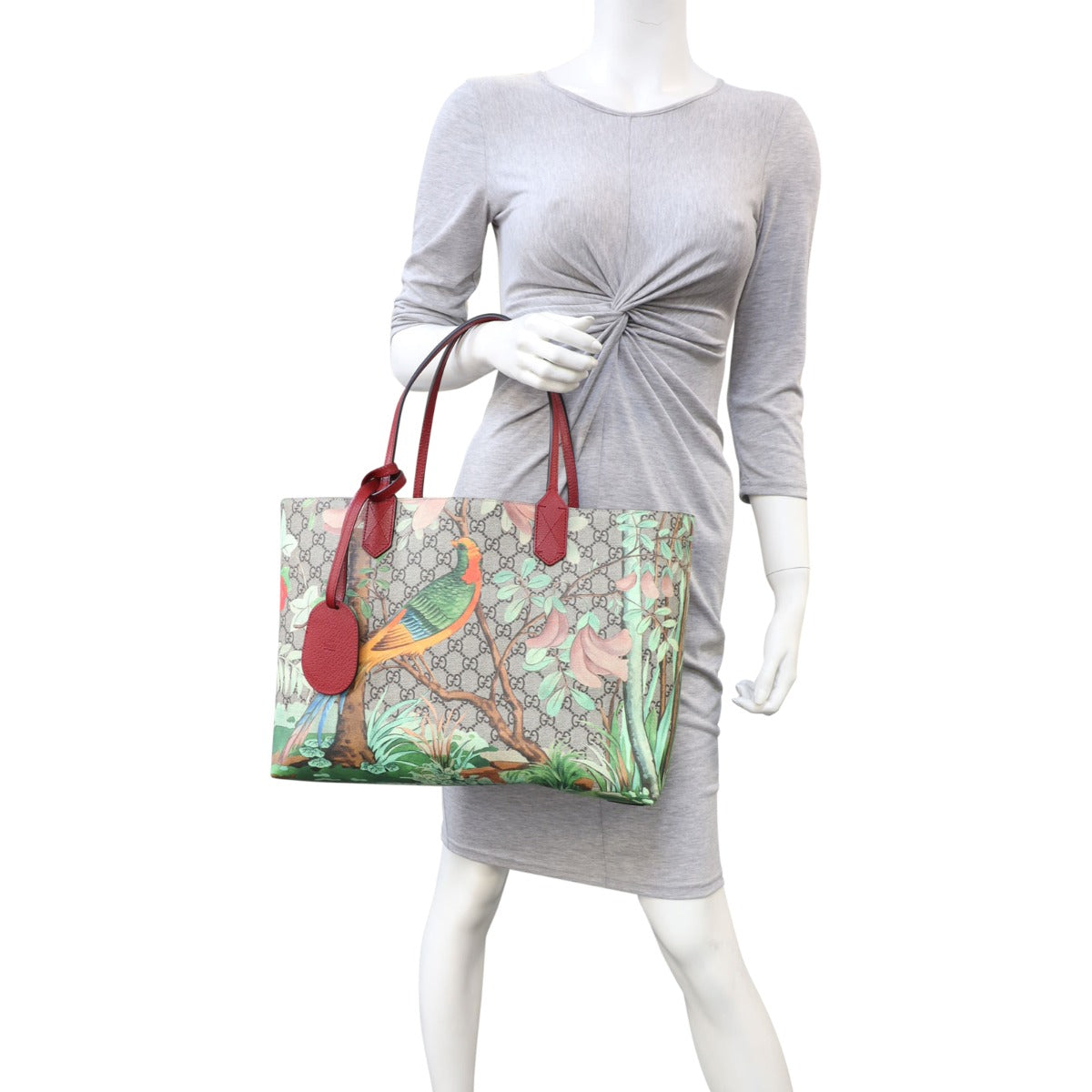 Gucci GG Supreme Tian Medium Tote Mannequin
