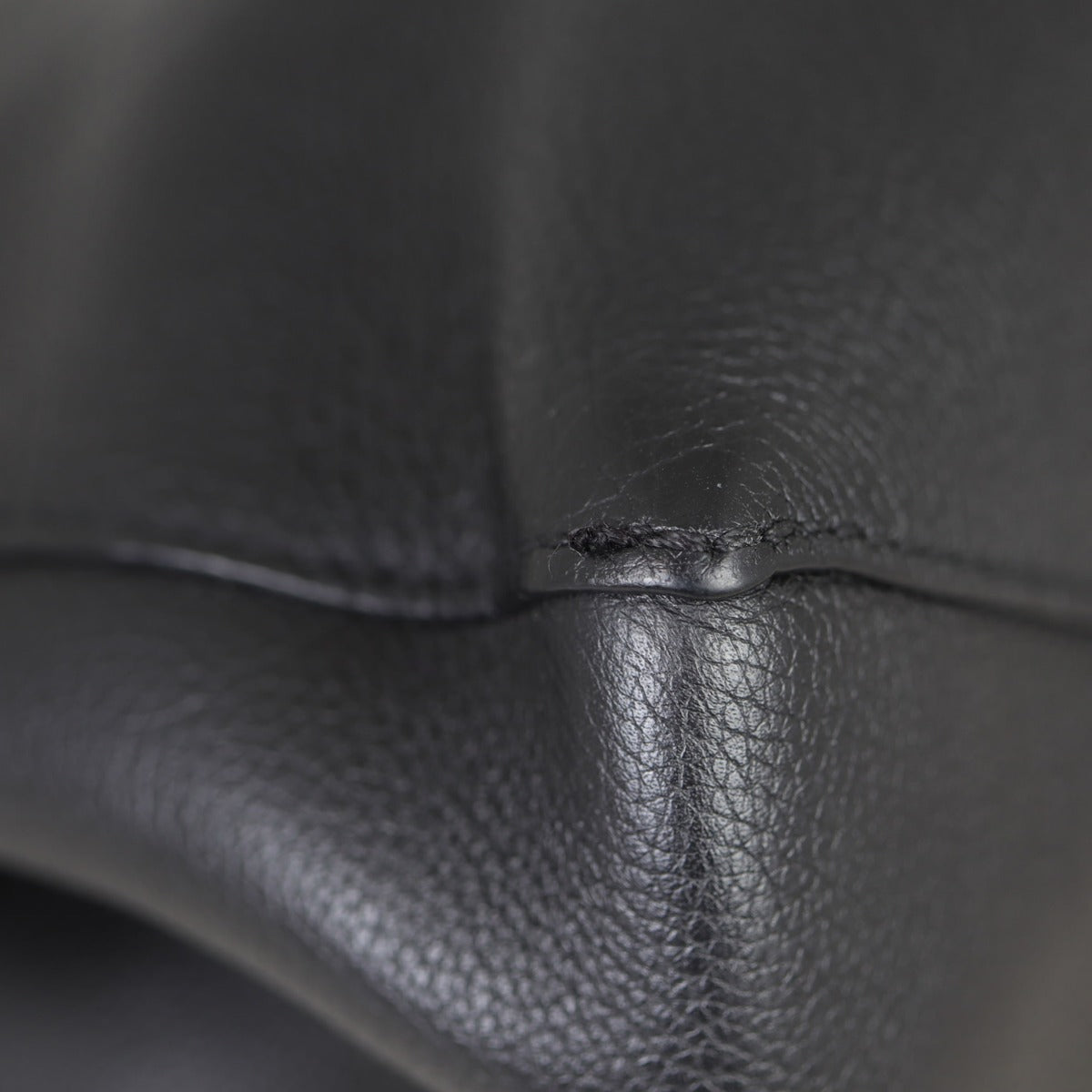 Louis Vuitton Lockme II Corner
