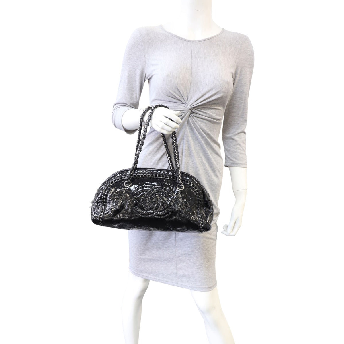 Chanel Luxe Ligne Bowler mannequin