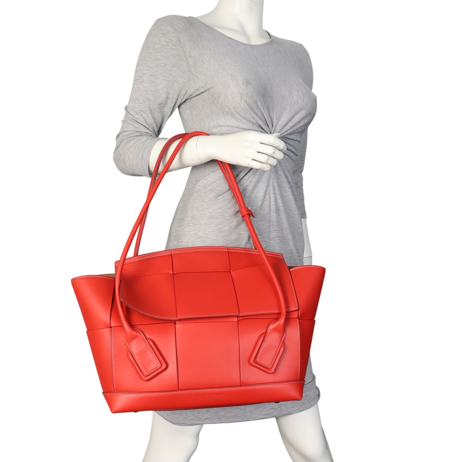Bottega Veneta Arco Tote Medium_IMG_9681.jpeg