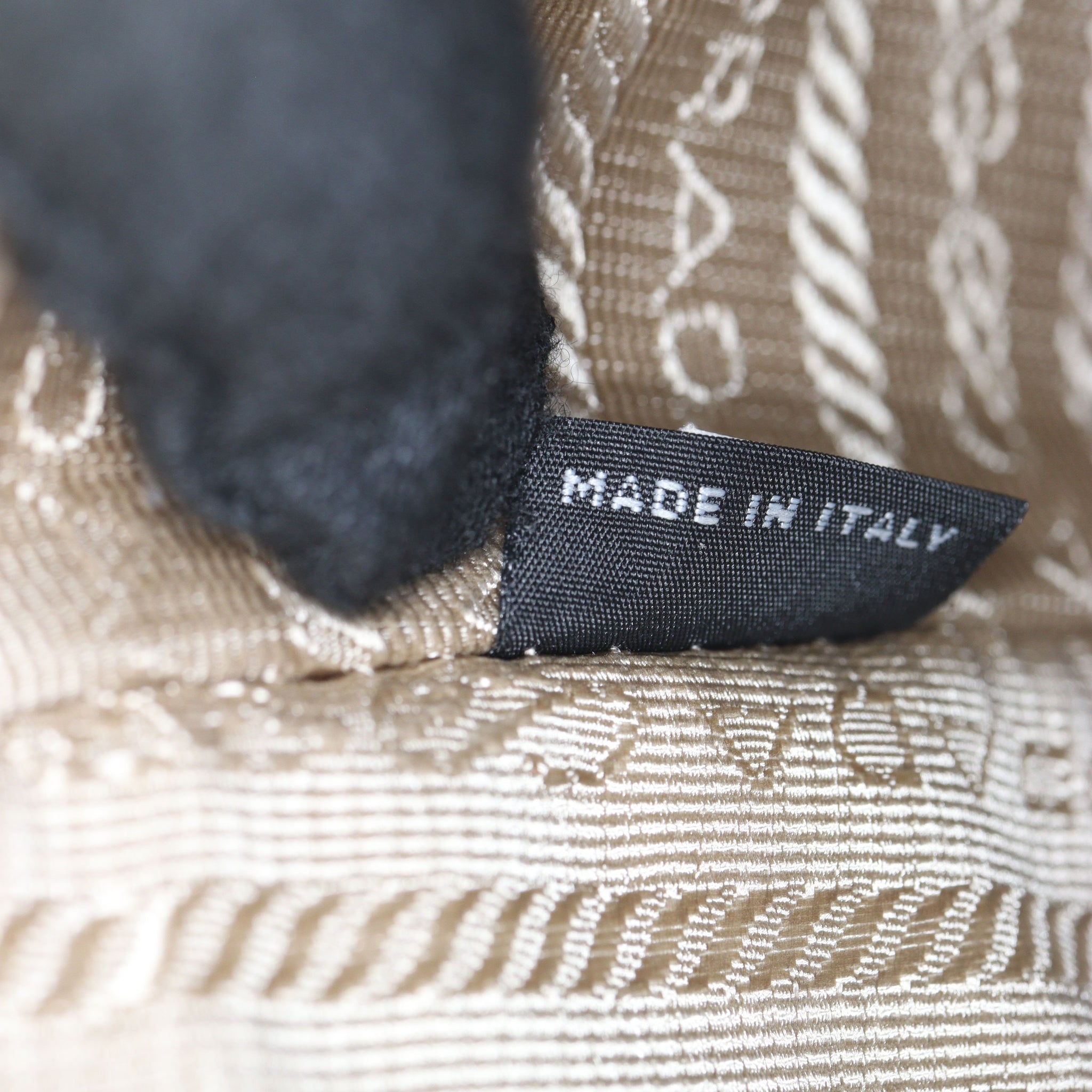 Prada Re-edition 2005 Saffiano Shoulder Bag