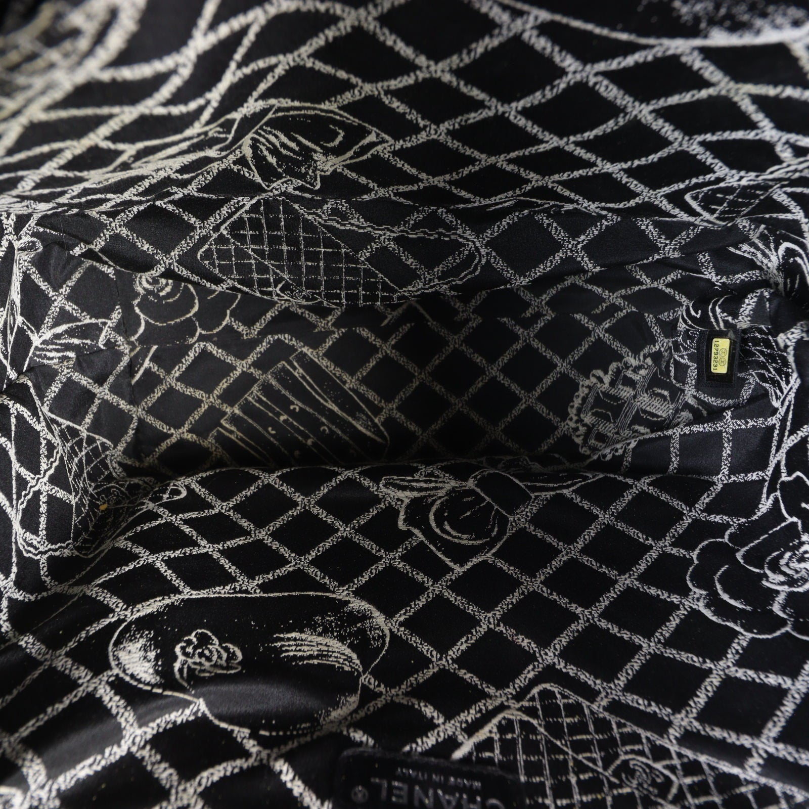Chanel 31 Rue Cambon Essential Shopping Tote_IMG_9859.jpg
