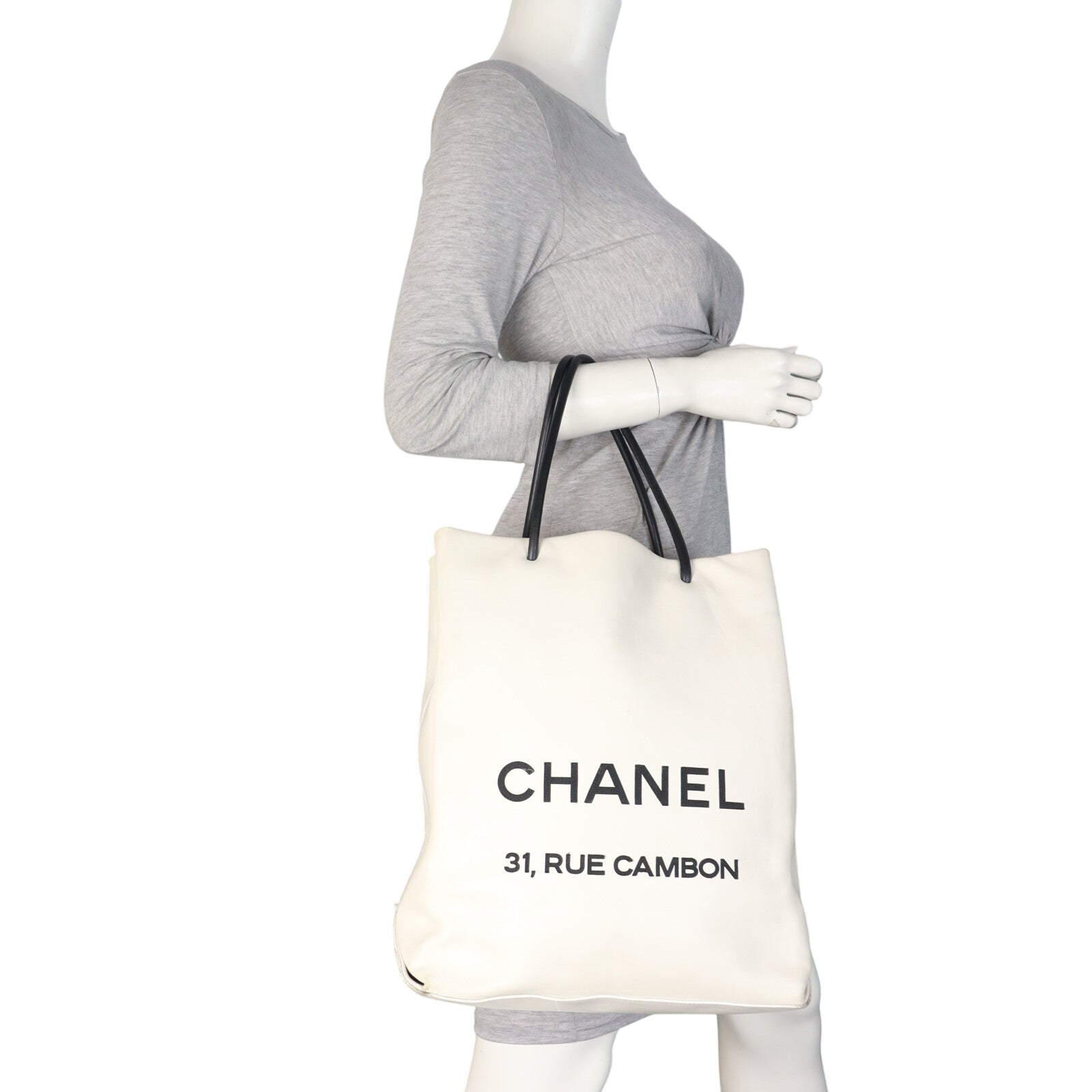 Chanel 31 Rue Cambon Essential Shopping Tote_IMG_9946.jpeg