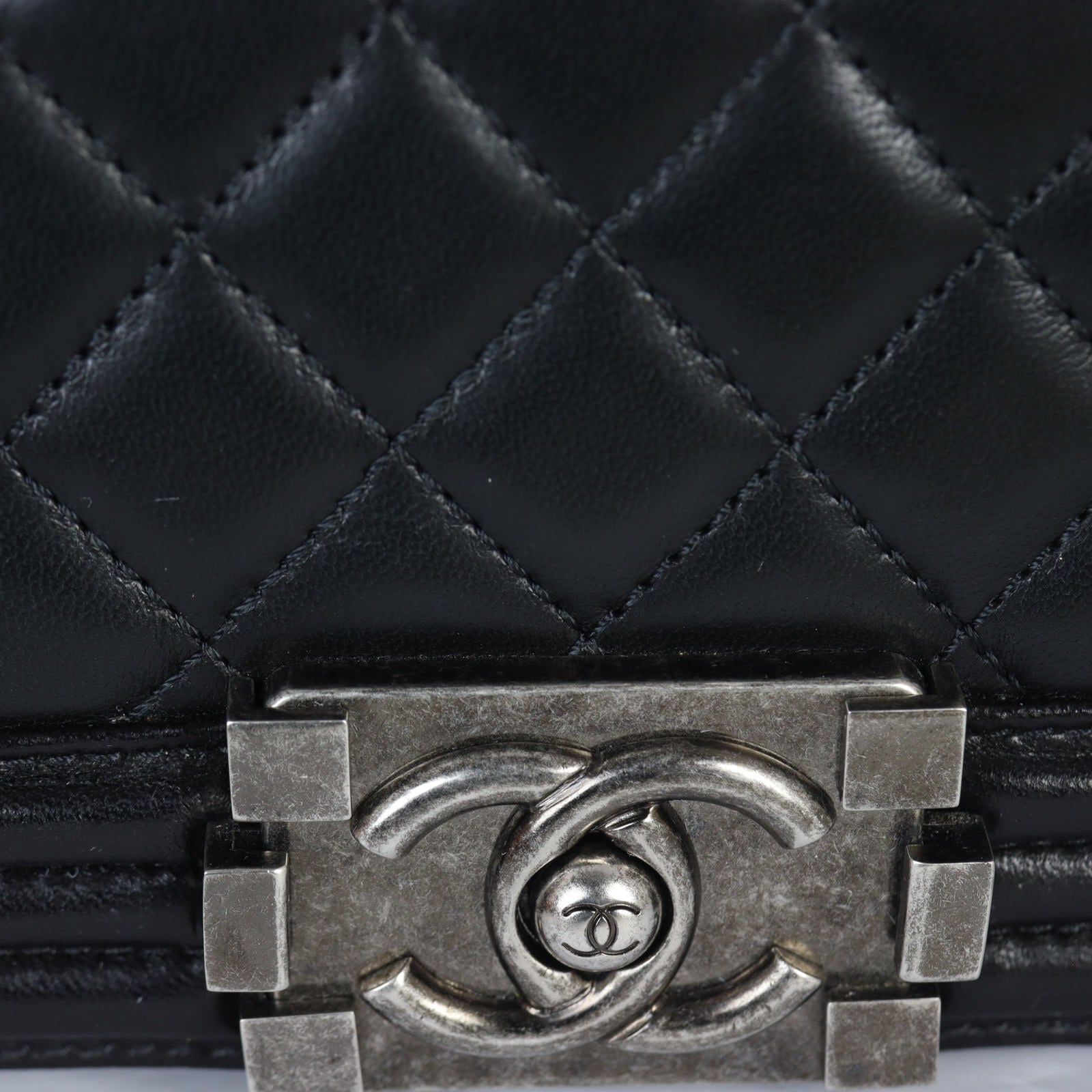 Chanel Boy Old Medium_IMG_2594.jpg