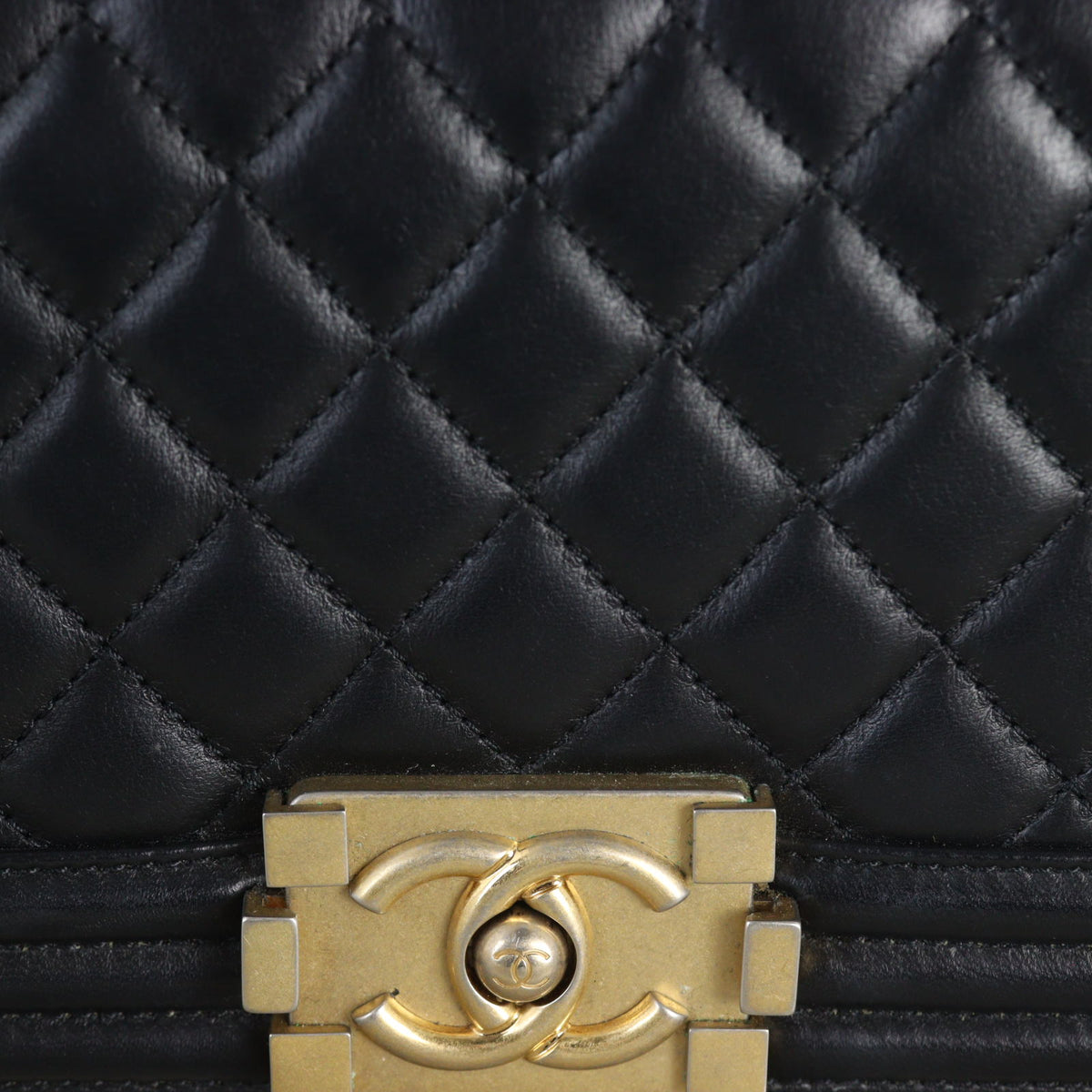 Chanel Boy Old Medium_IMG_6145.jpg