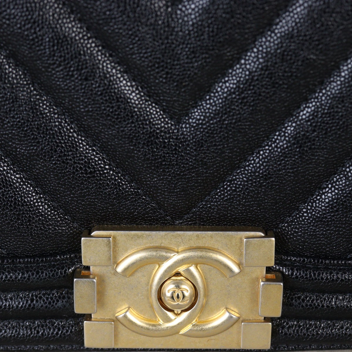 Chanel Boy Old Medium_IMG_9013.jpg
