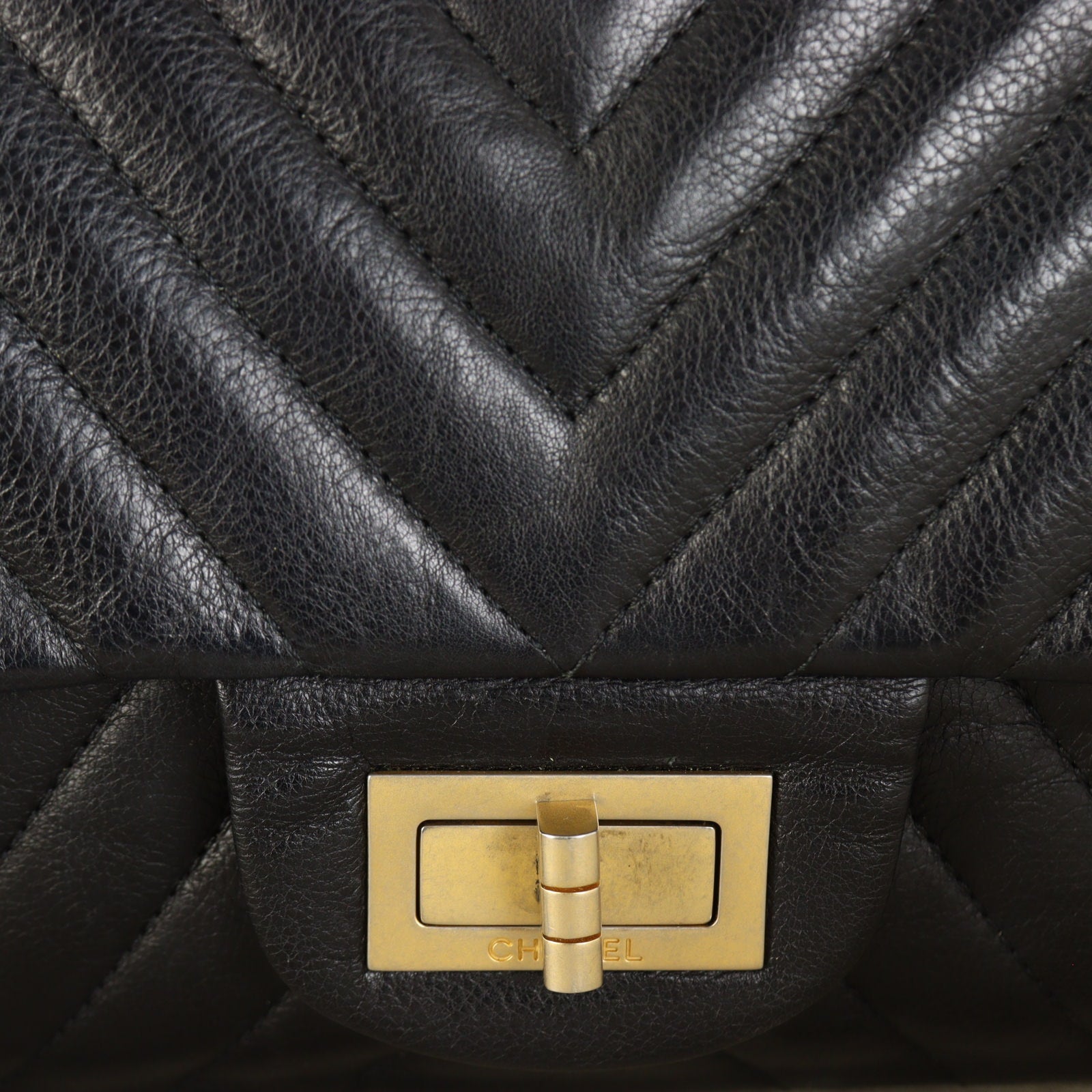 Chanel Reissue 226 Double Flap Chevron_IMG_1944.jpg