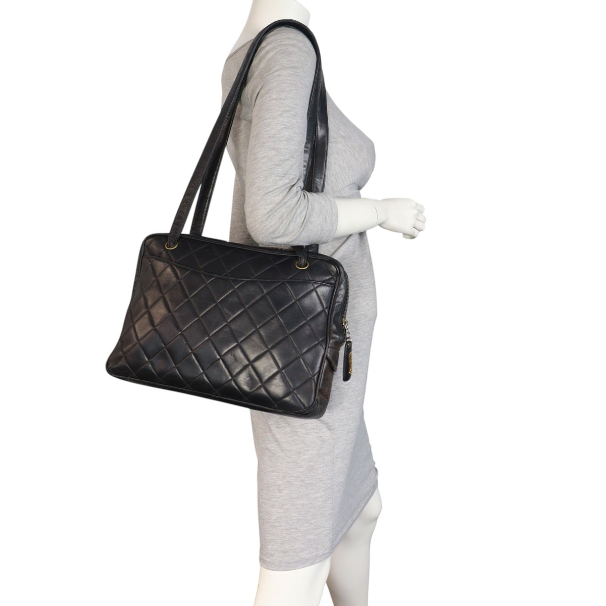 Chanel Vintage Quilted Zip Shoulder Bag_IMG_3126.jpg