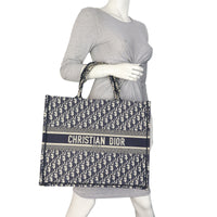 Dior Book Tote Large Oblique_IMG_9953.jpeg