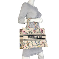 Dior Book Tote Medium Petites Fleurs_IMG_4252.jpeg
