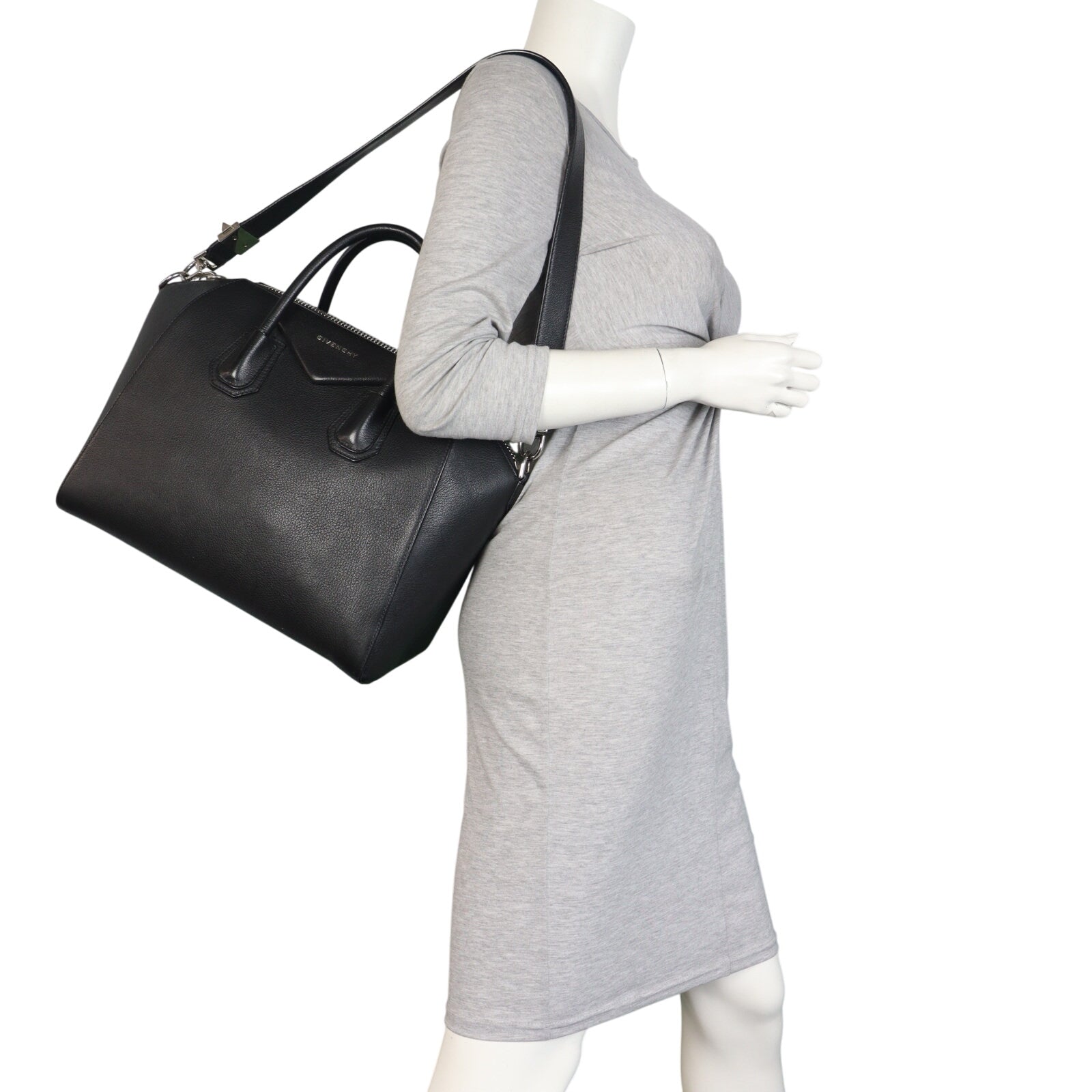 Givenchy Antigona Medium_IMG_7668.jpeg