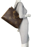 Louis Vuitton OnTheGo MM Monogram Giant Reverse_IMG_9472.jpeg