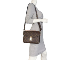 Louis Vuitton Pochette Metis Monogram_IMG_4084.jpeg