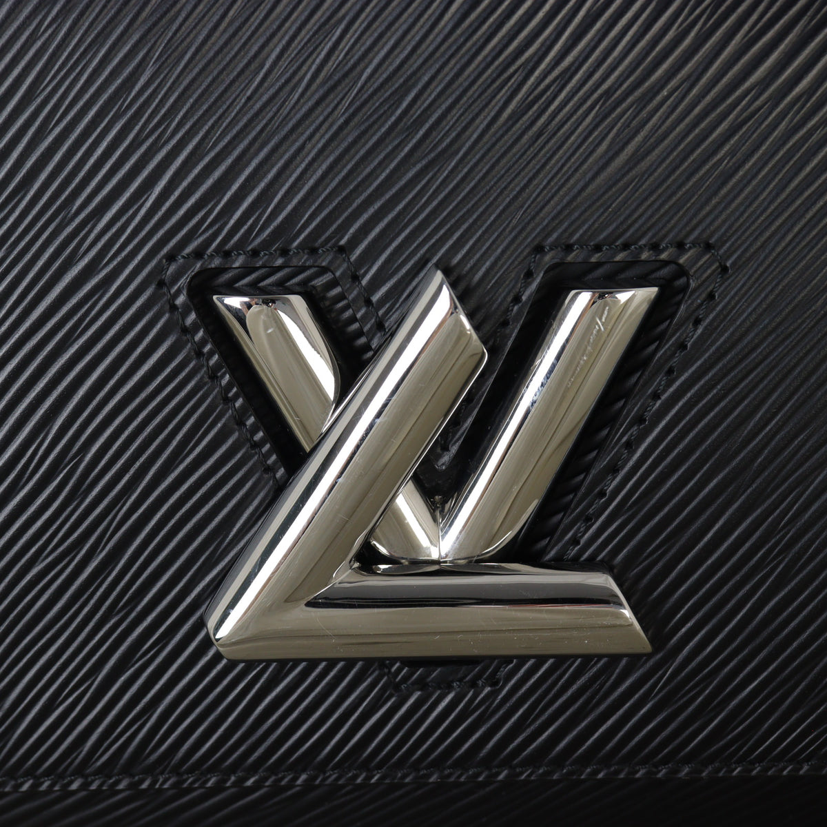 Louis Vuitton Twist MM Epi_IMG_3018.jpg