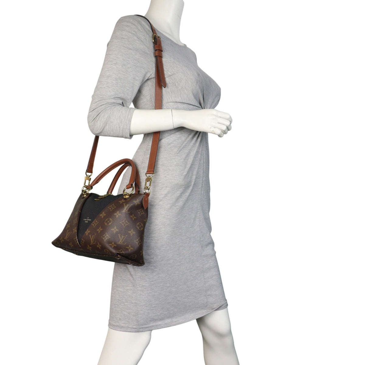 Louis Vuitton V Tote BB Monogram_IMG_9806.jpeg
