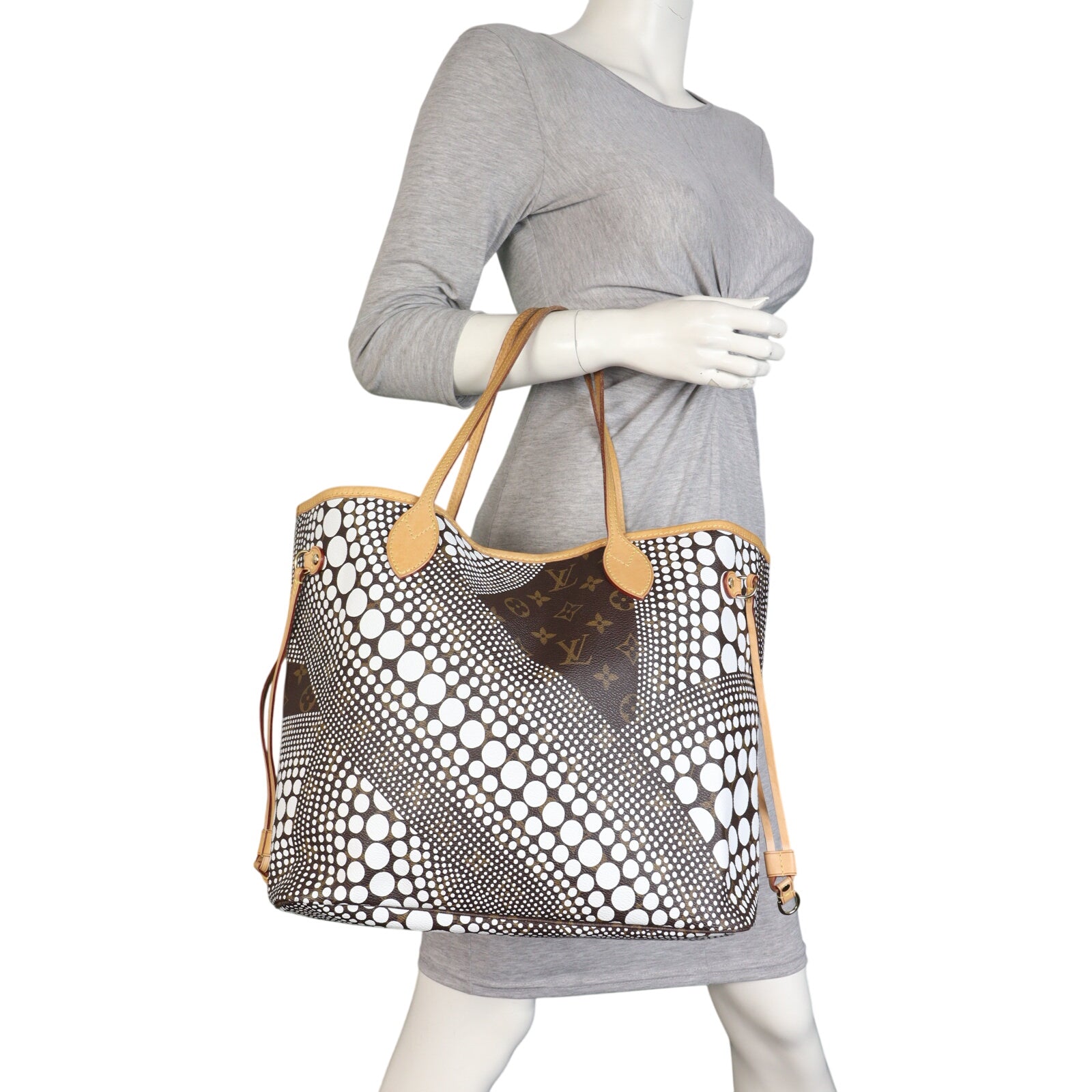 Louis Vuitton x Yayoi Kusama Neverfull MM Monogram Dots_IMG_7665.jpeg