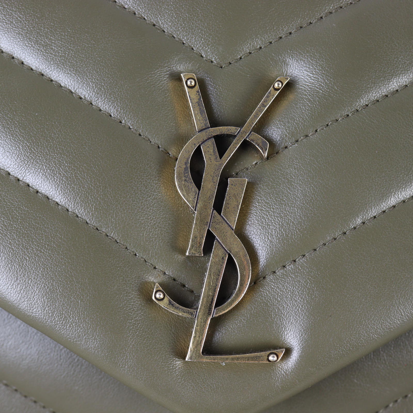 Saint Laurent Loulou Medium_IMG_1051.jpg