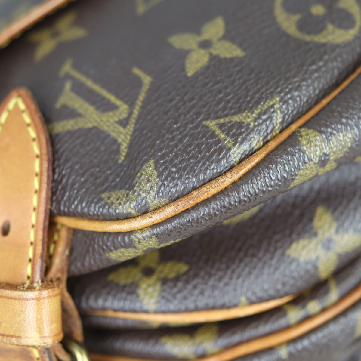 Louis Vuitton Saumur 30 Monogram Corner
