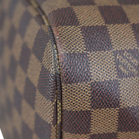 Louis Vuitton Neverfull MM Damier Ebene Corner close up