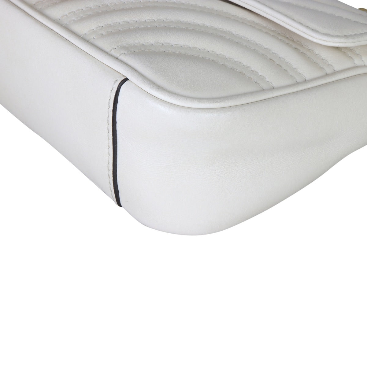 Gucci GG Marmont Matelasse Mini Shoulder Bag Corner Close Up