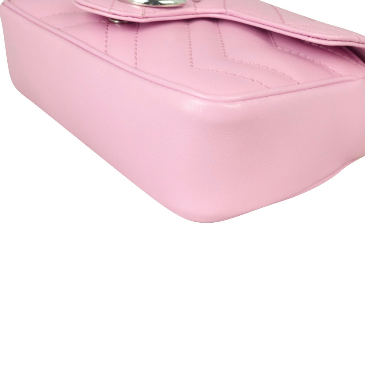 Gucci GG Marmont Super Mini Shoulder Bag Corner Distance