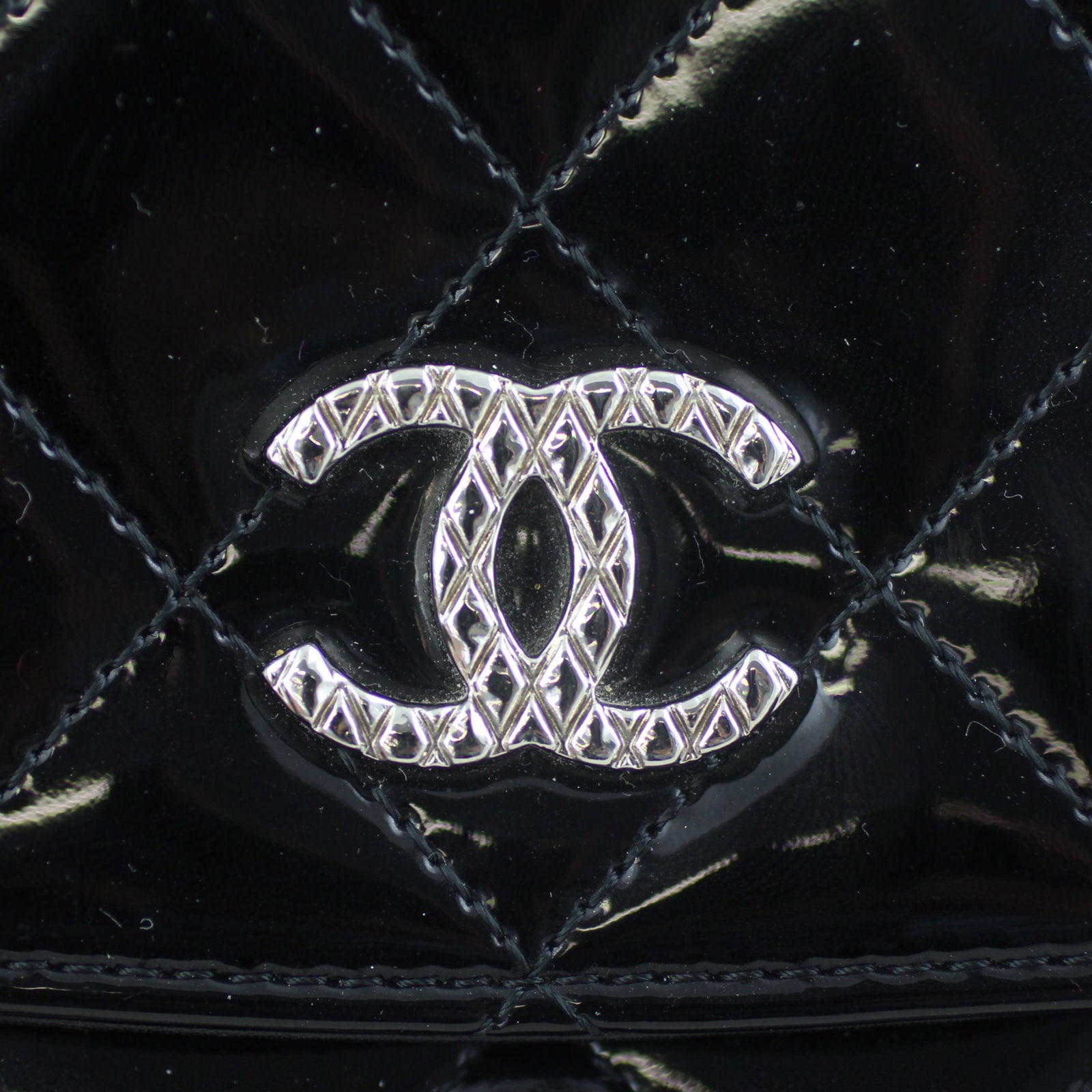 Chanel Brilliant Wallet on Chain Logo