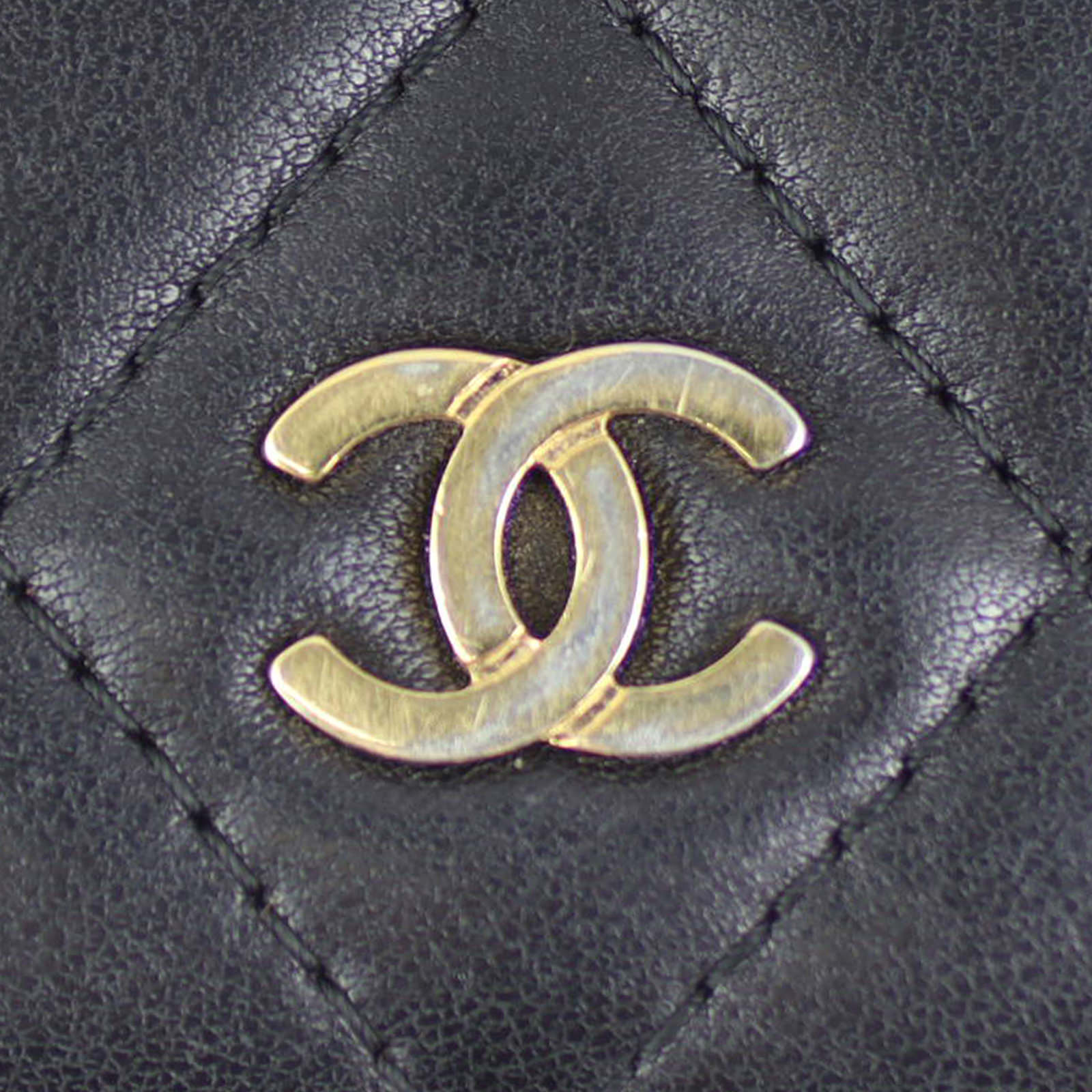 Chanel CC Yen Wallet Logo