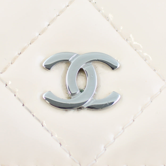 Chanel Classic Wallet on Chain Logo